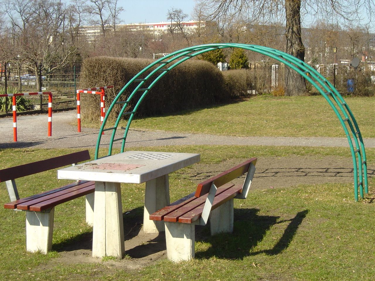 Spielplatz mit Sitzgruppe in der Anlage