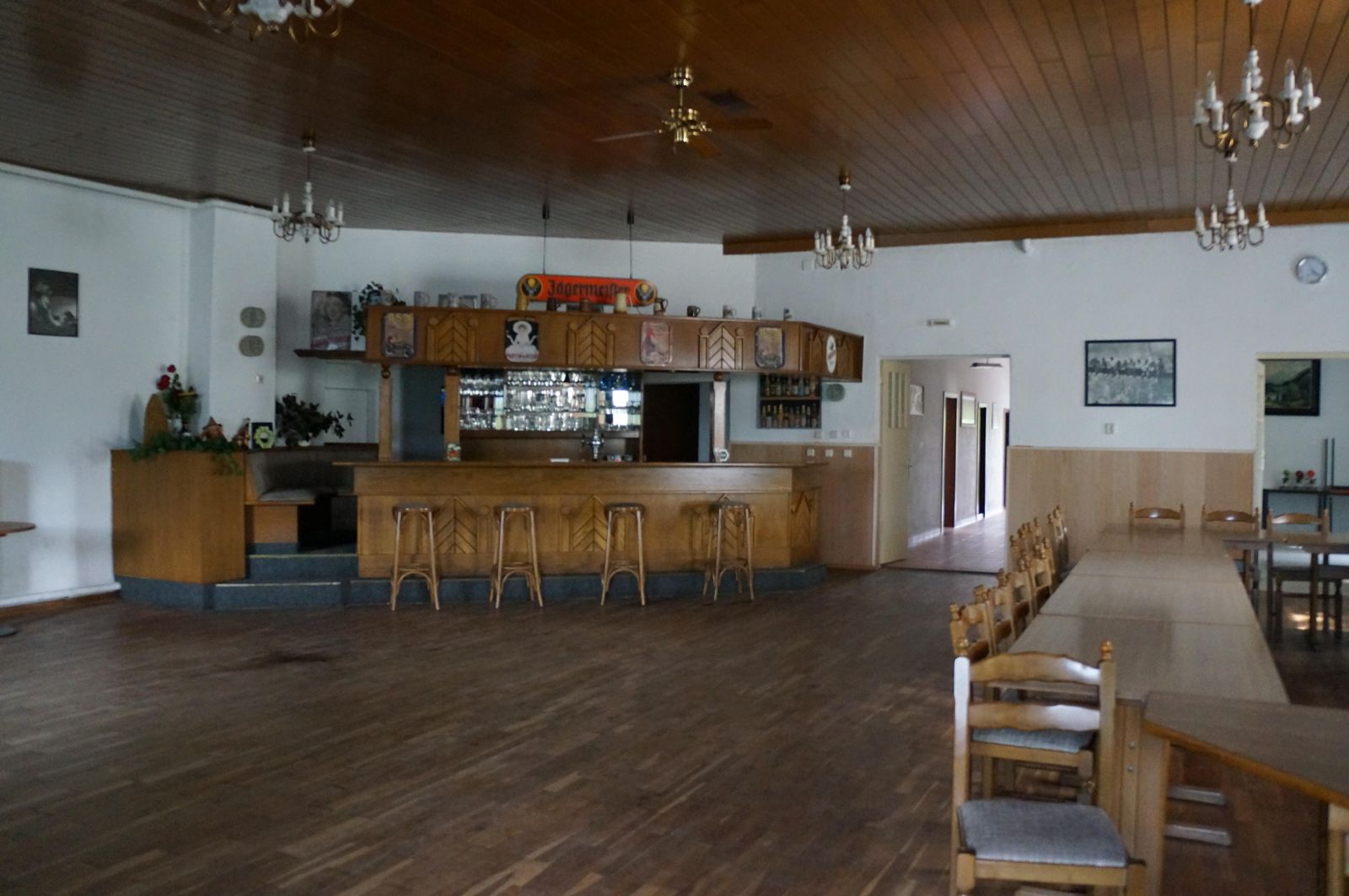 Saal mit Tresen